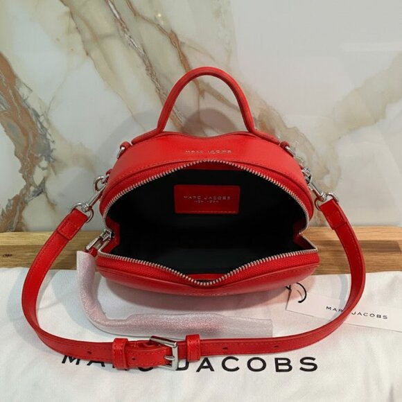 A true statement piece! This Marc Jacobs "The Heart" crossbody bag is vibrant, c - Picture 5 of 7